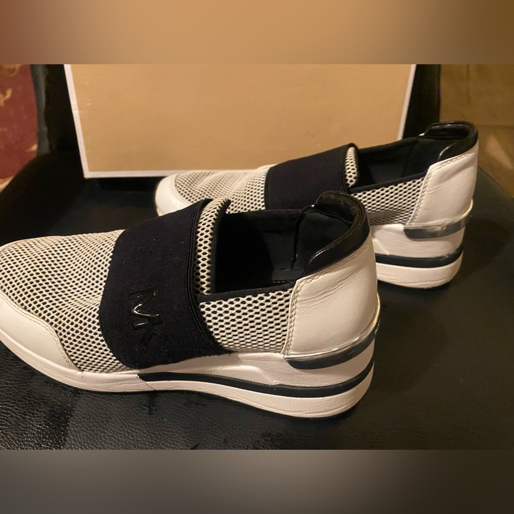 Preloved w/box Michael Kors monochrome slip-on Sneakers for women’s, size 7.5 - Picture 3 of 15